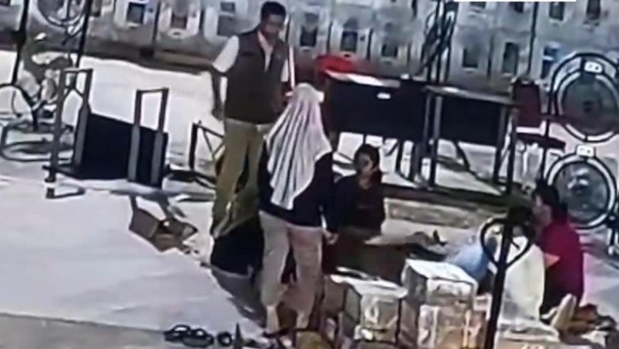 Viral Ketua KPU Batam, Mawardi Tendang-banting meja di gudang logistik.(Foto: Tangkapan layar video viral)