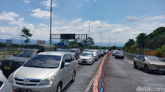 Volume kendaraan di Exit Tol Singosari meningkat.