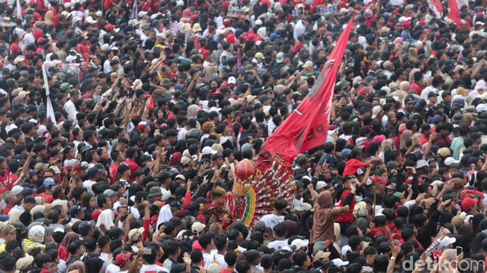 Puluhan ribu kader dari PDI Perjuangan, PPP, Perindo, dan Partai Hanura serta para relawan dan simpatisan Ganjar-Mahfud berduyun-duyun berdatangan ke ruang terbuka hijau (RTH) Maron, Kecamatan Genteng, Kabupaten Banyuwangi, Jawa Timur. Meski di tengah guyuran hujan, masyarakat tampak antusias memeriahkan puncak kampanye akbar Ganjar Pranowo-Mahfud MD sebagai calon presiden dan calon wakil presiden pada Pilpres 2024 di Bumi Blambangan ini.