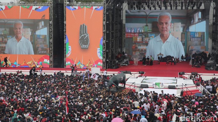 Puluhan ribu kader dari PDI Perjuangan, PPP, Perindo, dan Partai Hanura serta para relawan dan simpatisan Ganjar-Mahfud berduyun-duyun berdatangan ke ruang terbuka hijau (RTH) Maron, Kecamatan Genteng, Kabupaten Banyuwangi, Jawa Timur. Meski di tengah guyuran hujan, masyarakat tampak antusias memeriahkan puncak kampanye akbar Ganjar Pranowo-Mahfud MD sebagai calon presiden dan calon wakil presiden pada Pilpres 2024 di Bumi Blambangan ini.