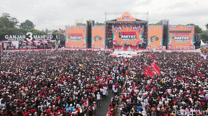 Puluhan ribu kader dari PDI Perjuangan, PPP, Perindo, dan Partai Hanura serta para relawan dan simpatisan Ganjar-Mahfud berduyun-duyun berdatangan ke ruang terbuka hijau (RTH) Maron, Kecamatan Genteng, Kabupaten Banyuwangi, Jawa Timur. Meski di tengah guyuran hujan, masyarakat tampak antusias memeriahkan puncak kampanye akbar Ganjar Pranowo-Mahfud MD sebagai calon presiden dan calon wakil presiden pada Pilpres 2024 di Bumi Blambangan ini.