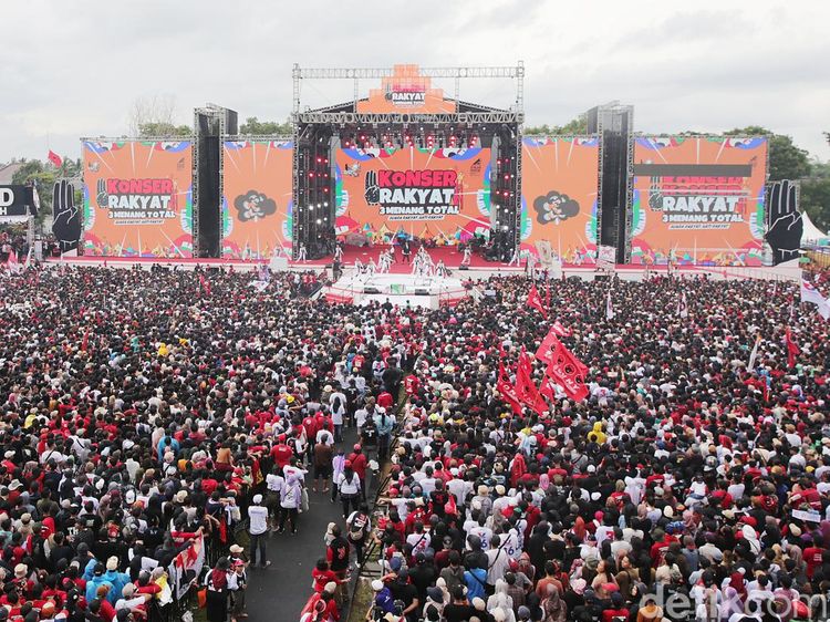 Warga Banyuwangi Tumpah Ruah Hadiri Kampanye Akbar Ganjar-Mahfud