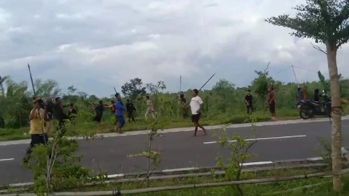 Warga Desa Segala Anyar dan Ketara di Kecamatan Pujut, Lombok Tengah kembali bentrok, Rabu sore (7/2/2024).