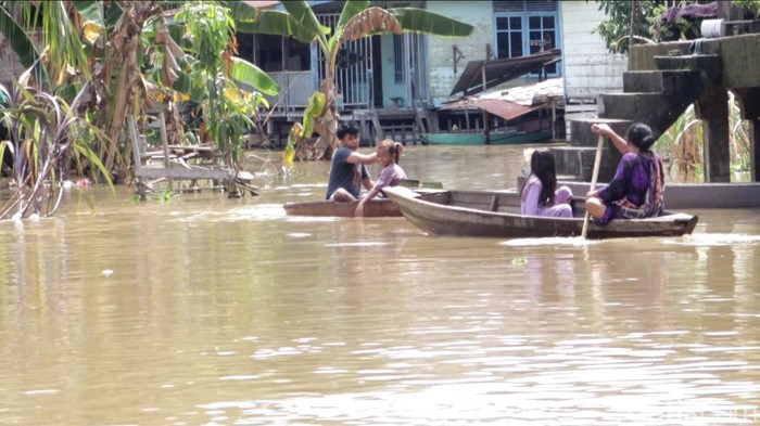 Warga Kelurahan Legok yang lakukan aktifitas dengan gunakan perahu
