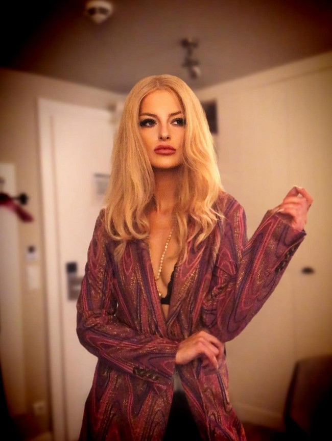 Lewat pemotretan seduktif itu, Xenia berharap dapat mengirimkan pesan positif terhadap tubuh, bahwa, “Setiap wanita cantik apa adanya.” Foto: Instagram/@princess_xenia_of_saxony