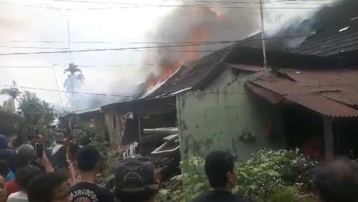 8 Rumah kawasan asrama TNI AD di Medan Terbakar. (Foto: Istimewa).