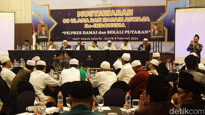 Ketua Umum Aswaja Center, KH Misbahul Munir Kholil  bersama para habaib dan ulama membacakan maklumat terkait Pilpres 2024, di Jakarta, Jumat (9/2/2024). Dalam maklumat yang dibacakan, 99 ulama dan habaib Ahlussunah Waljamaah (Aswaja) se-Indonesia mengharapkan Pilpres 2024 berjalan satu putaran.
