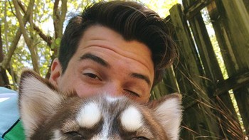 Gaya foto pejamkan mata. Foto: Boredpanda