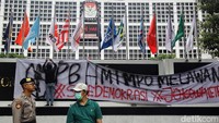 Selain berorasi menyuarakan aspirasinya, mereka juga memasang spanduk di pagar gedung KPU. 