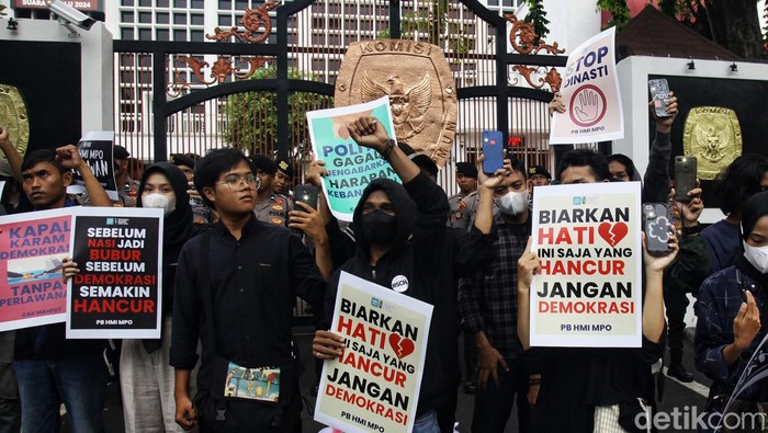 Aksi Mahasiswa di Depan KPU Mahasiswa dari HMI MPO melakukan aksi unjuk rasa di depan Gedung KPU RI, Jl Imam Bonjol, Jakarta, Jumat (9/2/2024). Dalam aksinya mereka meminta KPU dan lembaga negara serta aparat penegak hukum bersikap netral pada Pemilu 2024. Selain itu mahasiswa menuntut penyelenggaraan Pemilu yang jujur adil dan demokratis.