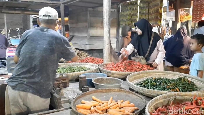 Aktivitas pedagang Cabai di Pasar Induk Cikurubuk Tasikmalaya Jawa Barat terus naik, Jumat (9/2/24).