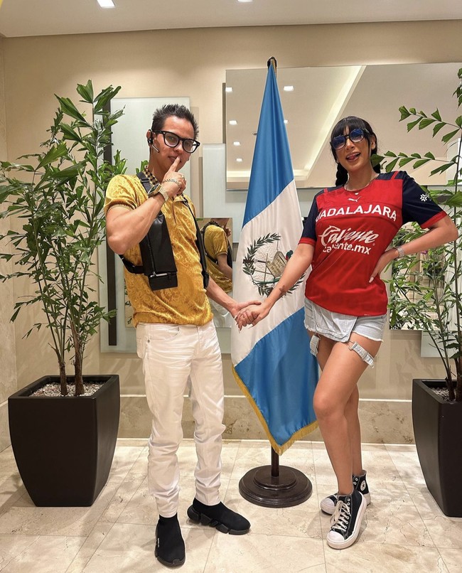 Inilah potretnya bersama Mia. Wanita bertubuh tinggi itu kerap muncul di video dewasa Alex. Foto: Dok. Instagram