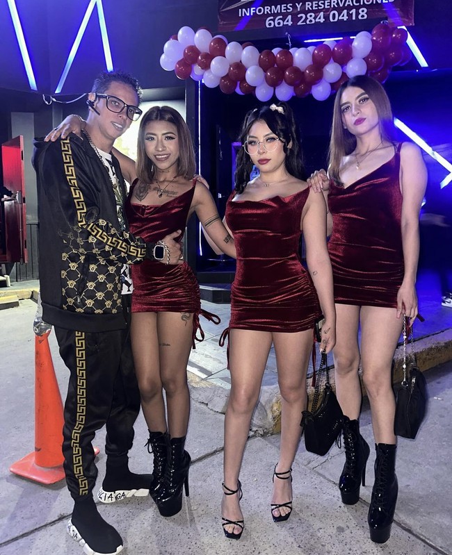 Alex mengungkapkan bahwa punya banyak istri tidak selalu menyenangkan karena ada saja drama wanita-wanita tersebut. Seperti salah satu istrinya yang bernama Giselle yang paling cemburuan di antara istri lainnya. Foto: Dok. Instagram