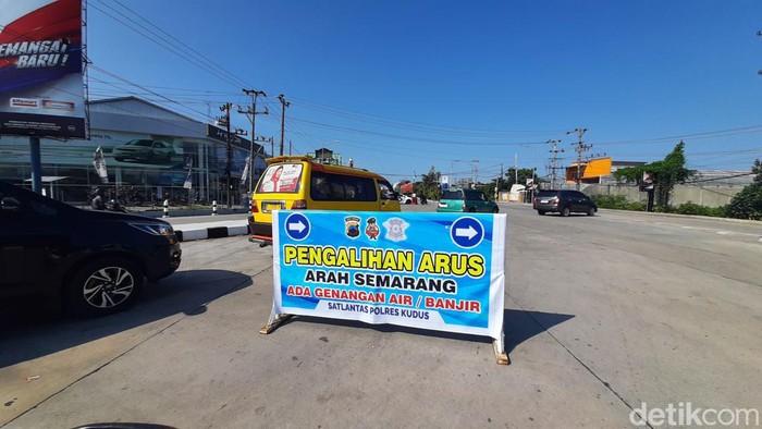 Antrean truk di Pantura Kudus imbas banjir di Karanganyar Demak, Jumat (9/2/2024).