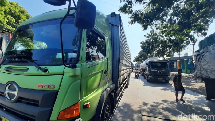 Antrean truk di Pantura Kudus imbas banjir di Karanganyar Demak, Jumat (9/2/2024).