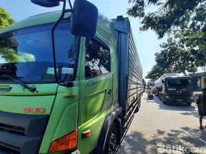 Pantura Demak Lumpuh Imbas Banjir, Sopir Truk Terpaksa Nginap di Kudus