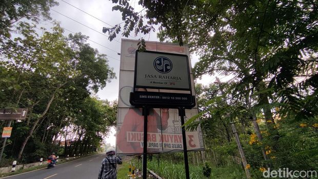 Sebuah APK berupa baliho yang menutup rambu lalu lintas di jalan Jogja-Wonosari
