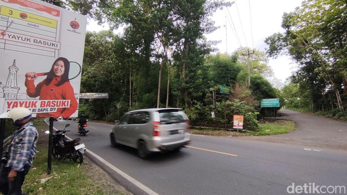 Sebuah APK berupa baliho yang menutup rambu lalu lintas di jalan Jogja-Wonosari