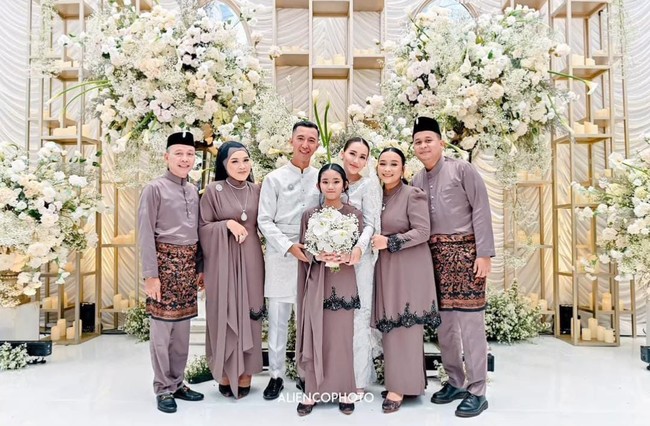 Ayu Ting Ting dan Muhammad Fardhana berkenalan awal Januari 2024. Perkenalan mereka sangat singkat, bermula dari obrolan dan perjodohan kedua orangtua.  Foto: Instagram@_mom_ayting92_