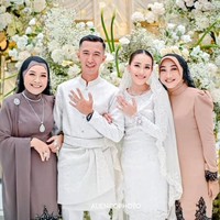 Ayu Ting Ting tampil cantik dan segar dengan riasan wajah natural bernuansa pink. Rambutnya pun ditata dengan sanggul sederhana. Foto: Instagram@_mom_ayting92_