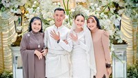 Momen ketika Ayu Ting Ting dan Lettu Muhammad Fardhana foto bersama kedua ibundanya. Ayu menceritakan perkenalannya dengan Muhammad Fardhana karena perjodohan kedua orang tua. Foto: dok. Instagram Umi Kalsum (fotografer: Aliencophoto)