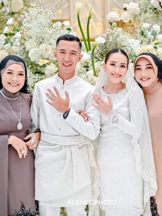 Ayu Ting Ting tampil cantik dan segar dengan riasan wajah natural bernuansa pink. Rambutnya pun ditata dengan sanggul sederhana. Foto: Instagram@_mom_ayting92_