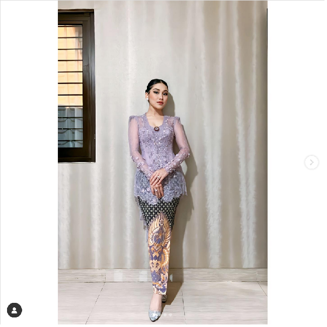 Cantiknya Ayu Ting Ting dengan kebaya warna ungu karya desainer Rika Wirtjes. Kebaya modern dengan kain jarik warna senada ini jadi pilihan Ayu saat kondangan ke pernikahan Kiky Saputri. Foto: Dok. Instagram