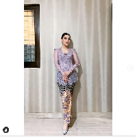 Cantiknya Ayu Ting Ting dengan kebaya warna ungu karya desainer Rika Wirtjes. Kebaya modern dengan kain jarik warna senada ini jadi pilihan Ayu saat kondangan ke pernikahan Kiky Saputri. Foto: Dok. Instagram