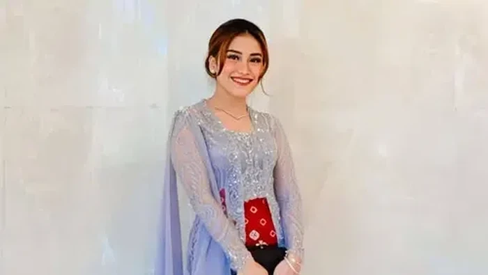 Ayu Ting Ting Pakai Kebaya