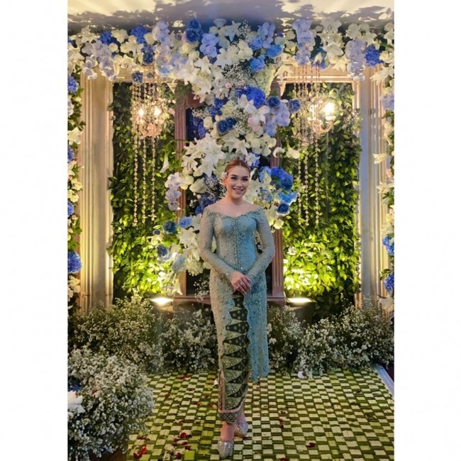 Kebaya kembali jadi pilihan baju kondangan Ayu Ting Ting. Kali ini pembawa acara Brownis itu memakai kebaya warna hijau sage rancangan Inge Ayelia. Foto: Dok. Instagram
