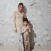 Kebaya kerah sabrina warna earth tone membuat Ayu Ting Ting tampil anggun sekaligus modern. Penyanyi 31 tahun itu memadukan kebayanya dengan kain warna senada dan kembaran dengan putrinya Bilqis. Foto: Dok. Instagram