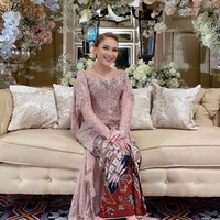 Ayu Ting Ting tampil dengan kebaya vibes lamaran di foto ini. Pemain Lapor Pak! itu berkebaya warna pink pastel saat menghadiri resepsi pernikahan adiknya, Syifa, pada 2022 lalu. Penampilannya bak wanita lamaran ditambah dengan gaya rambutnya yang disanggul cepol ditambah aksesori bunga. Foto: Dok. Instagram