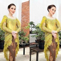 Ayu Ting Ting tampil memakai kebaya hijau lemon rancangan Ayung Berinda saat kondangan ke pernikahan sepupunya. Kebaya modern ini hadir dengan lengan ruffle dan detail payet di bagian dada hingga tangan. Foto: Dok. Instagram