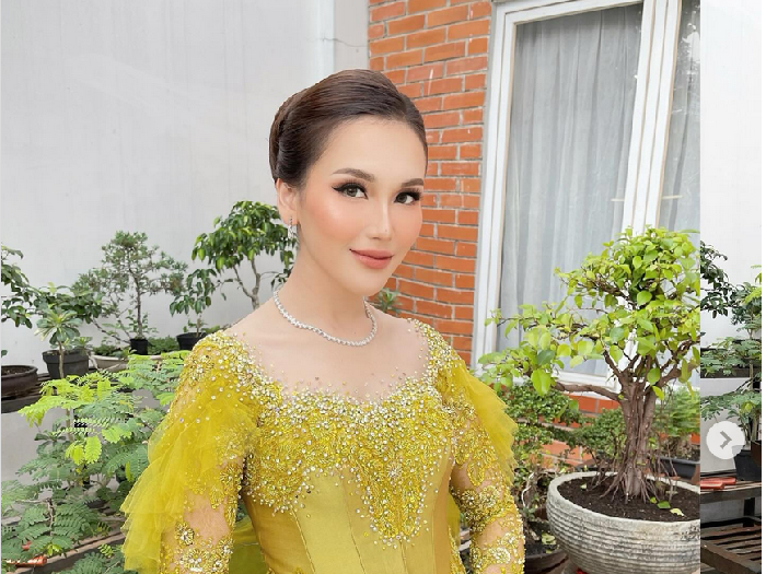 Ayu Ting Ting Pakai Kebaya