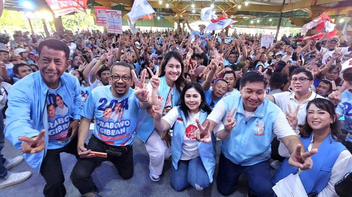 Bang Ara Bakar Semangat Relawan, Deklarasi Prabowo-Gibran Satu Putaran Relawan Sahabat Bang Ara (Maruarar Sirait) Banten melakukan konsolidasi di Tangerang. Mereka mendeklarasikan semangat memenangkan Prabowo-Gibran satu putaran.