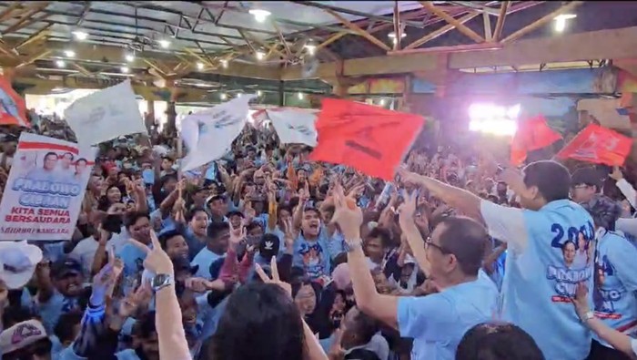 Bang Ara Bakar Semangat Relawan, Deklarasi Prabowo-Gibran Satu Putaran Relawan Sahabat Bang Ara (Maruarar Sirait) Banten melakukan konsolidasi di Tangerang. Mereka mendeklarasikan semangat memenangkan Prabowo-Gibran satu putaran.