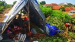 Banjir Belum Surut, Warga Demak Ngungsi di Tanggul Sungai