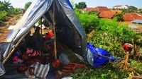 Pemerintah setempat hingga relawan telah menyiapkan transportasi untuk evakuasi serta posko pengungsian, namun warga memilih mengungsi di tanggul Sungai Wulan.