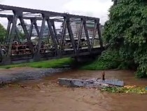 Dramatis! Banjir Hanyutkan Rumah di Sumbawa, Pemilik Berdiri di Atap