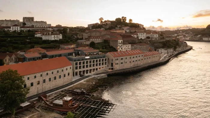 Bekas Pabrik disulap jadi hotel di Porto, Portugal/Francisco Nogueira via Dezeen
