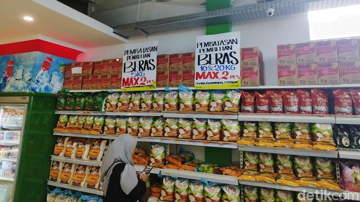 Produk beras premium di beberapa minimarket terpantau kosong. Beras menjadi barang yang langka dalam waktu seminggu terakhir.