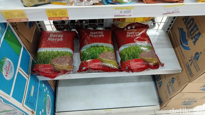 Produk beras premium di beberapa minimarket terpantau kosong. Beras menjadi barang yang langka dalam waktu seminggu terakhir.