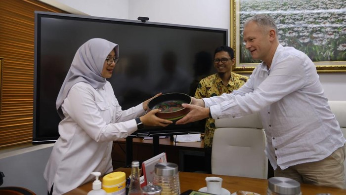 Bupati Banyuwangi Ipuk Fiestiandani membahas sampah terintegrasi Banyuwangi bersama CEO Avfall Norge, Runar Bålsrud