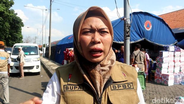 Bupati Demak Eisti'anah melakukan peninjauan warganya yang terdampak banjir mengungsi di Posko Terminal Induk Jati Kudus, Jumat (9/2/2024).