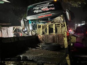 Meteor yang Bikin Sopir Bus di Cianjur Banting Stir
