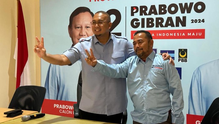 Calon Anggota DPRD Sumatera Barat (Sumbar) dari daerah pemilihan (Dapil) Sumbar II, Adrian Tuswandi hijrah dari mendukung Anies Baswedan ke Prabowo Subianto.