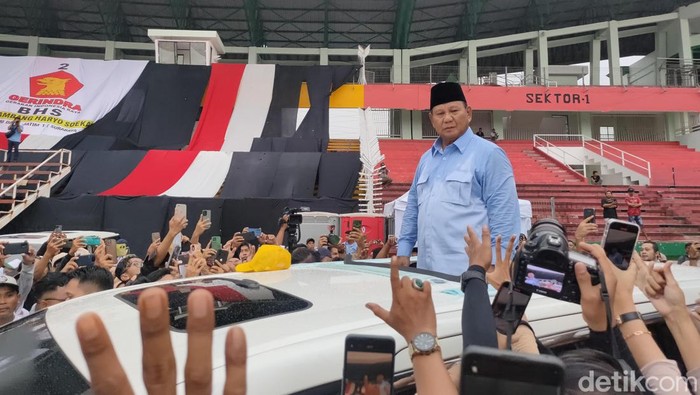 Capres nomor urut 02 Prabowo Subianto menyapa pendukungnya saat kampnye akabr di Stadion Gelora Delta Siodarjo, Jumat (9/2/2024).