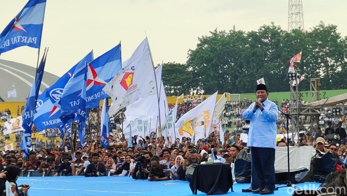 Capres nomor urut 02 Prabowo Subianto menyapa pendukungnya saat kampnye akabr di Stadion Gelora Delta Siodarjo, Jumat (9/2/2024).