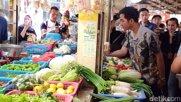 Cawapres nomor urut 2 Gibran Rakabuming Raka blusukan ke Pasar Cihapit, Bandung, Jawa Barat (Adrial/detikcom)