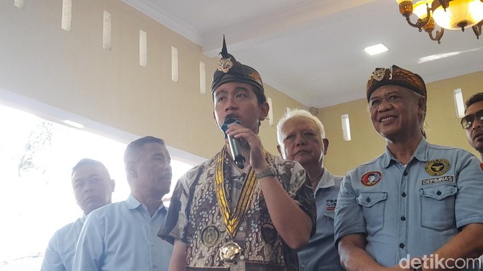 Cawapres nomor urut 2 Gibran Rakabuming Raka saat berkunjung ke rumah Umuh Muchtar.